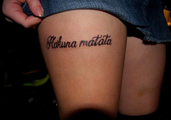 Tatuaje letras mujer delicado