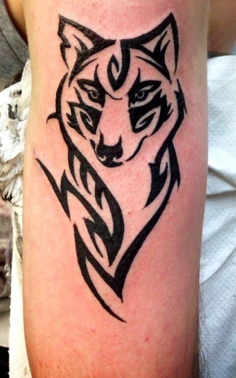 Tatuaje tribal lobo espalda