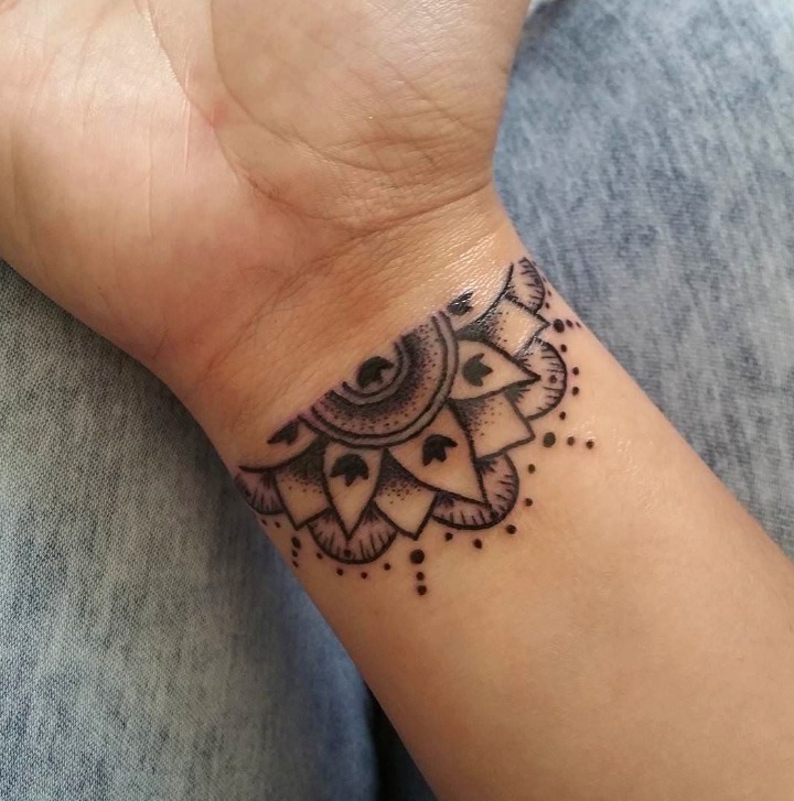 Diseño mandala mano muñeca