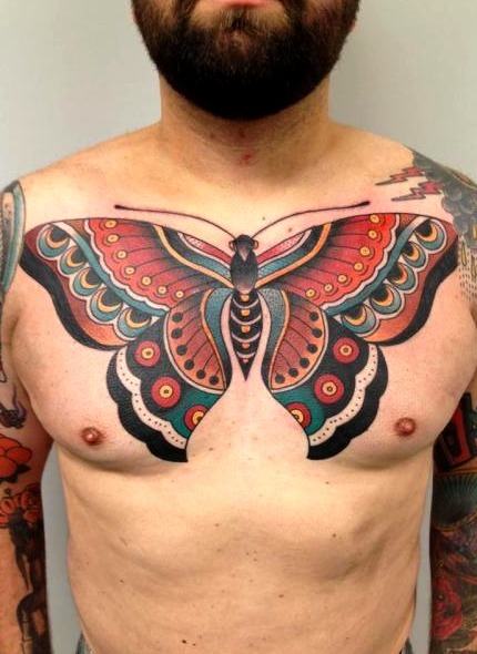 Tatuaje mariposa pecho