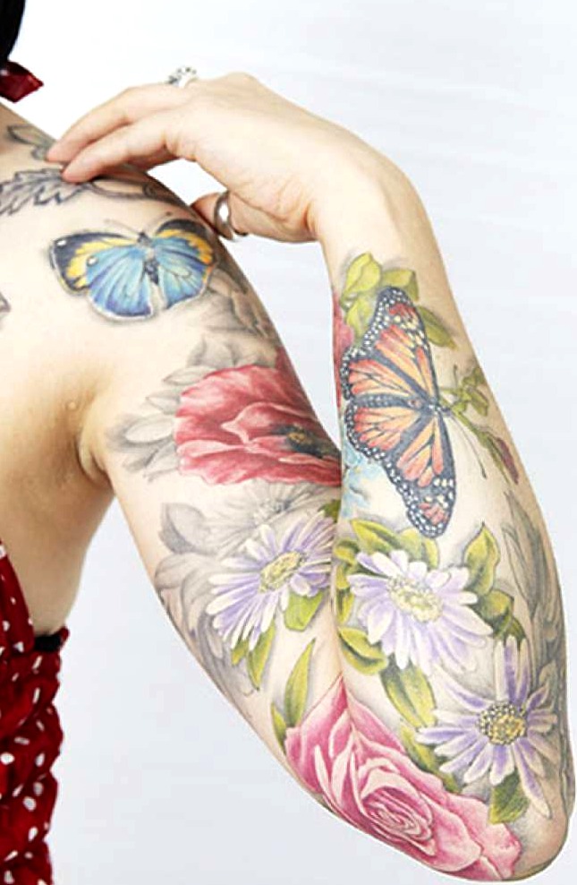 Tattoo mariposa rosas