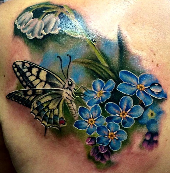 Tatuaje mariposa y flores