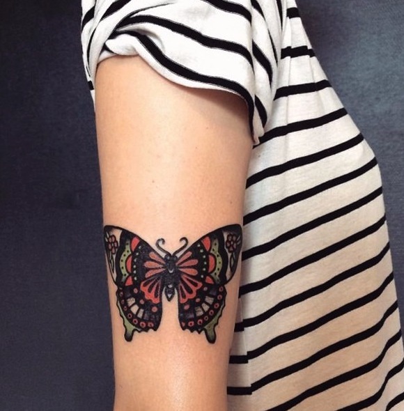 Tatuajes de mariposas en el hombro