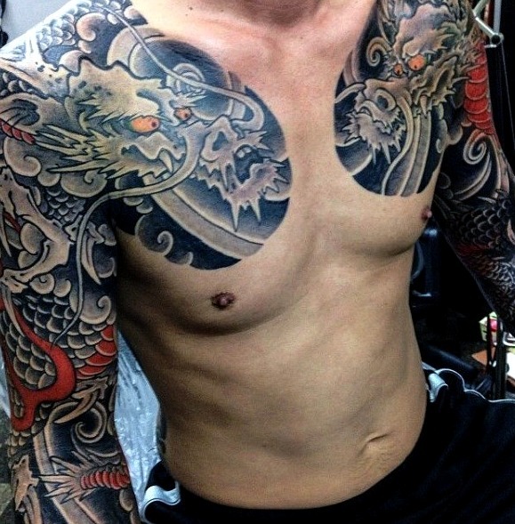 Tatuajes pecho y brazo maorí