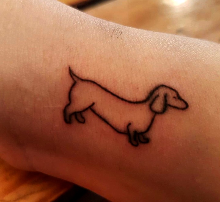 Tatuaje perro salchicha línea