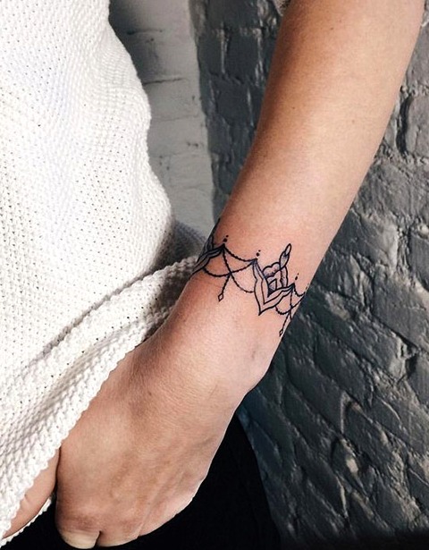 Tatuaje pulsera flores