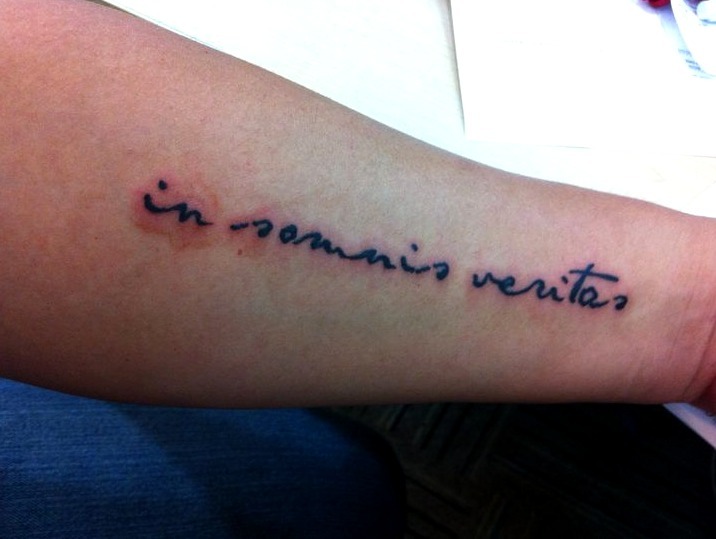 Tatuaje antebrazo mujer nombre