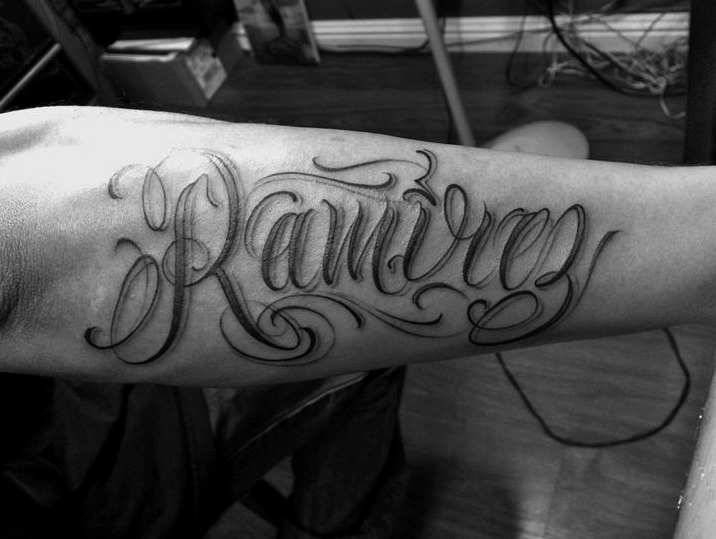 Tatuaje de frase en el antebrazo