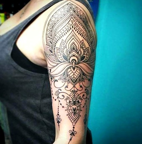 Diseño geométrico brazo mujer