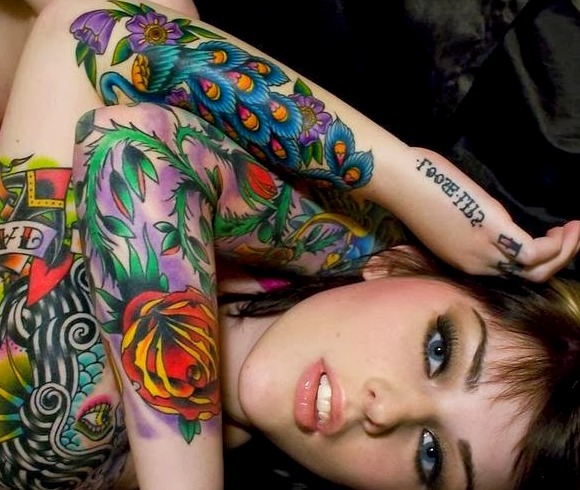 Tatuaje brazo colores vivos