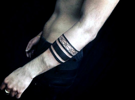 Tatuaje brazo hombre geométrico