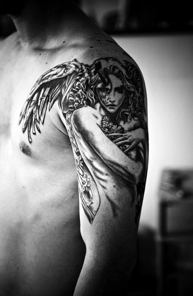 Tatuaje realista en hombro y brazo