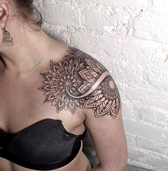 Estilo blackwork en hombro