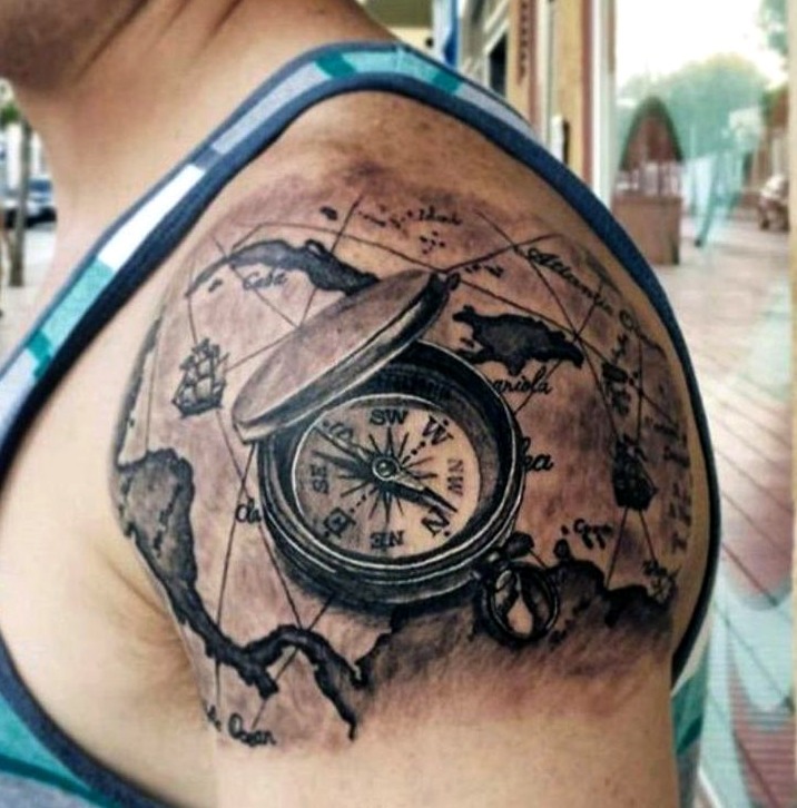 Tatuaje biomecánico hombro