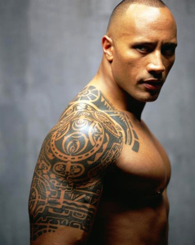Tatuaje hombro hombre reloj