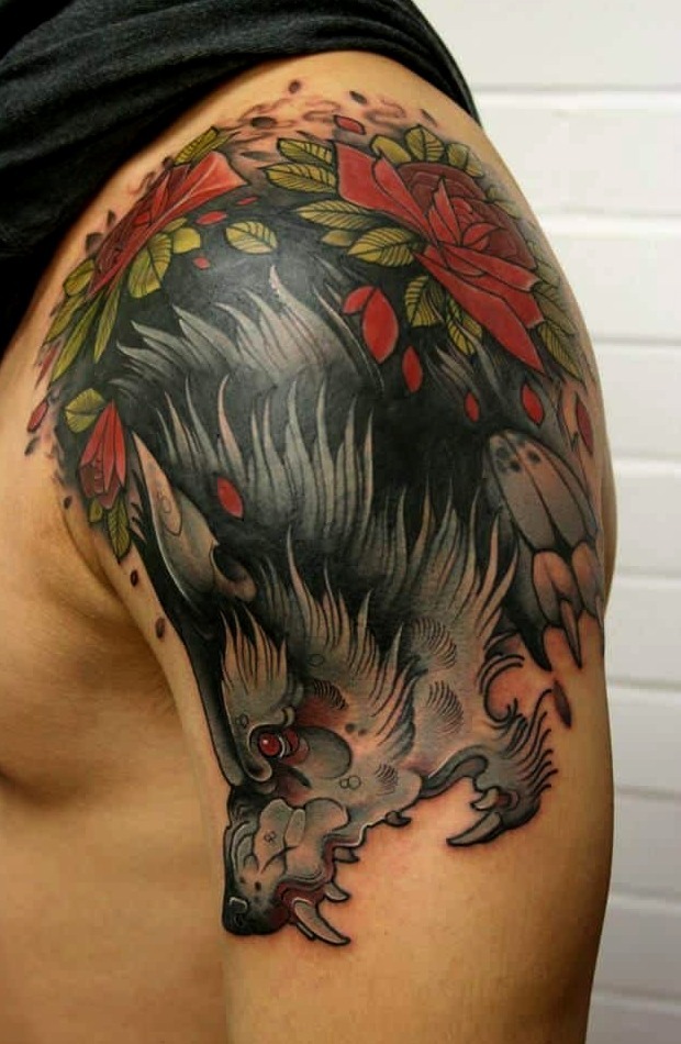 Tatuaje hombro hombre león