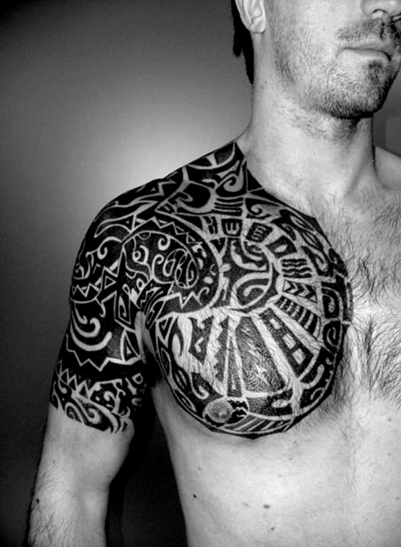 Tatuaje hombro hombre dragón