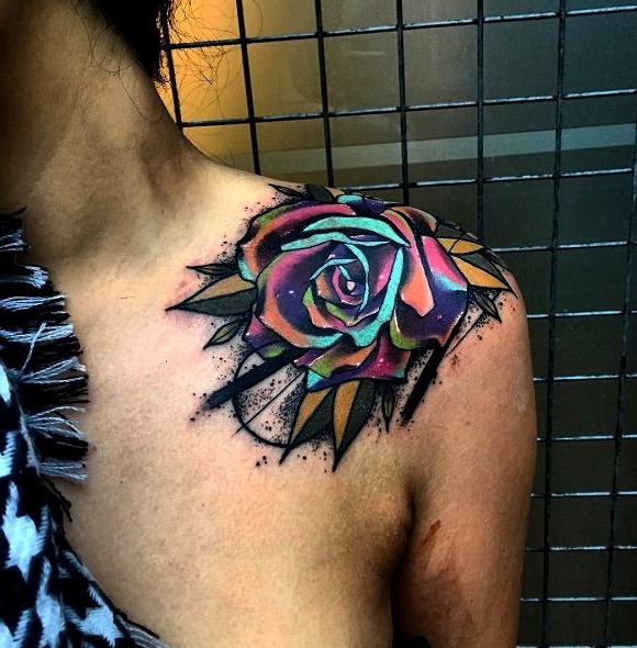 Diseño tatuaje hombro mujer