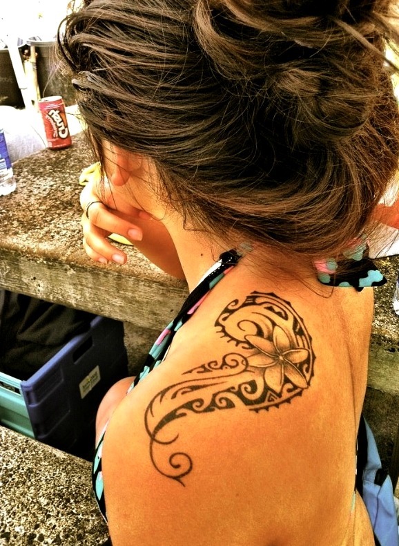 Tatuaje frase hombro mujer