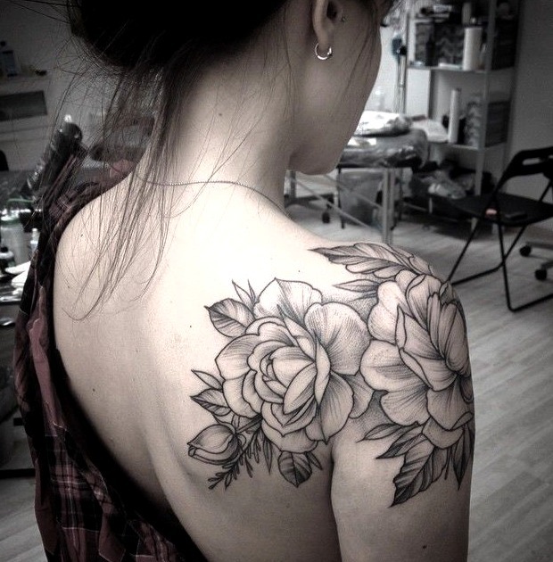 Tatuaje hombro mujer espalda