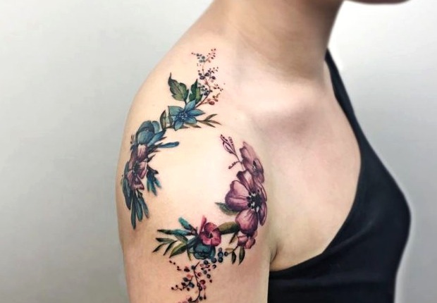 Tatuaje hombro mujer delicado