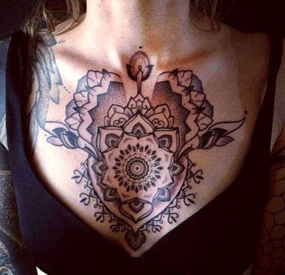 Tatuaje águila en el pecho