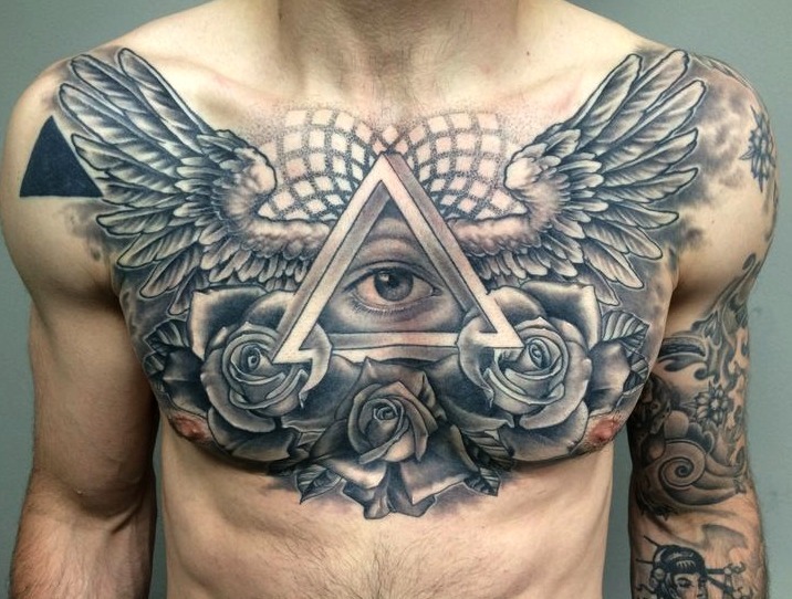 Tatuaje rosa en el pecho