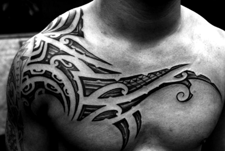 Tatuaje geométrico en el pecho