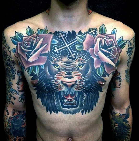 Tatuaje corazón en el pecho