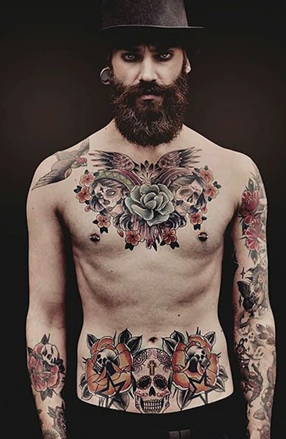 Tatuajes pecho hombre reloj
