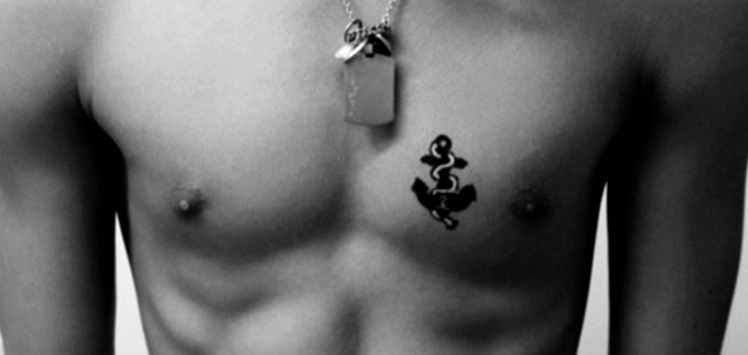 Tatuajes pecho hombre frase