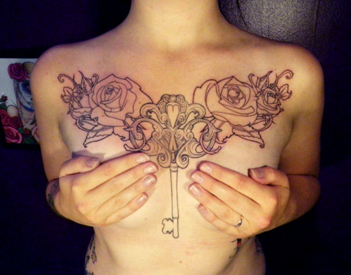 Tatuajes pecho mujer mariposa