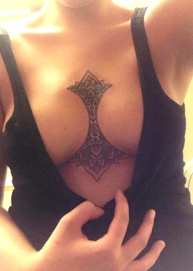 Tatuajes pecho mujer rosas