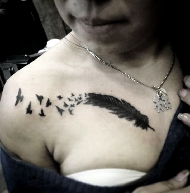 Tatuajes pecho mujer pájaros
