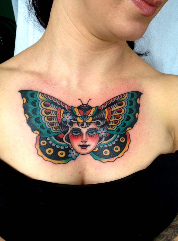 Tatuajes pecho mujer mandala