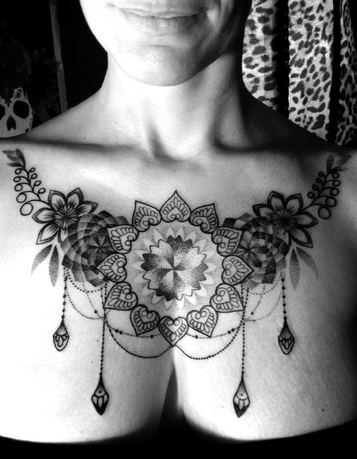 Tatuajes pecho mujer delicados