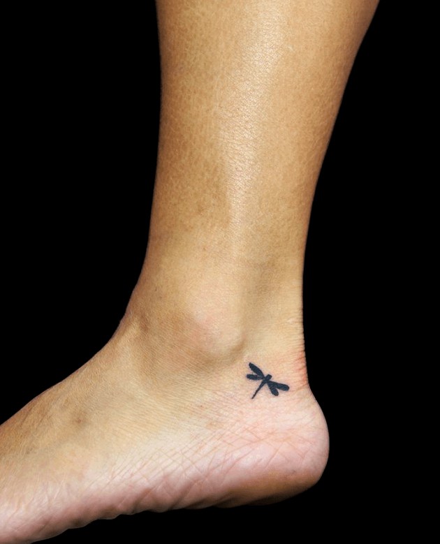 Tatuaje pequeño empeine