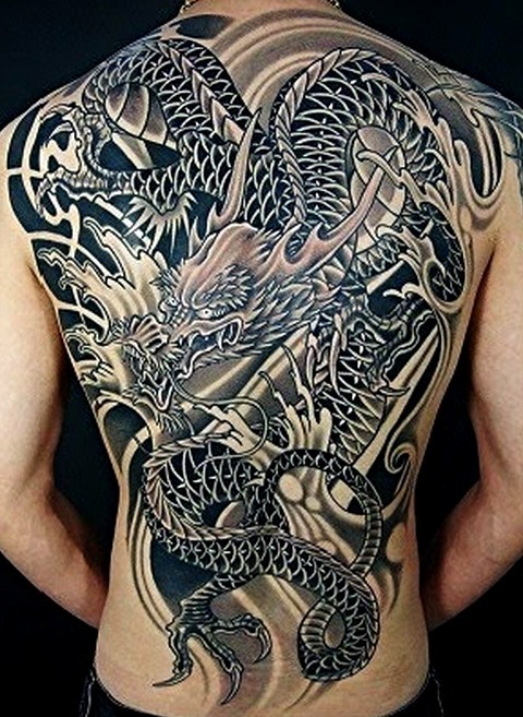 Tatuajes espalda hombres dragón
