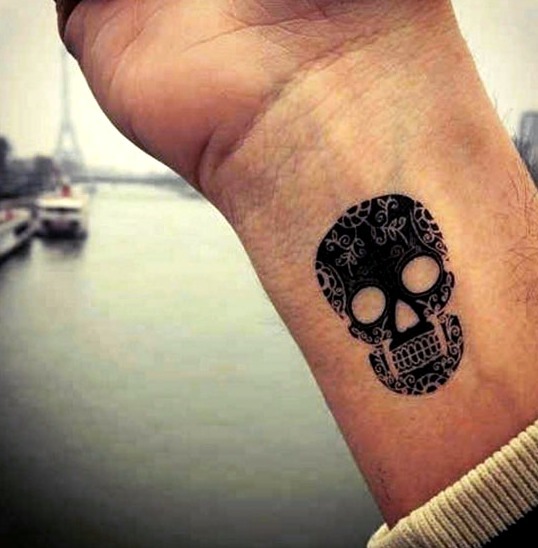 Tatuaje geométrico hombre muñeca