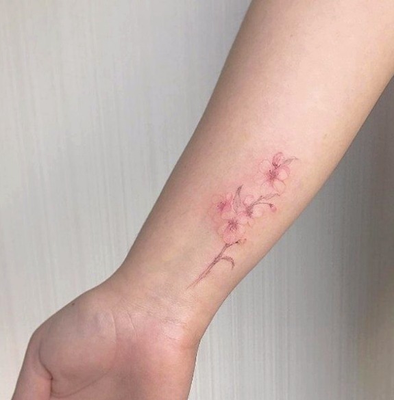 Tatuaje elegante muñeca