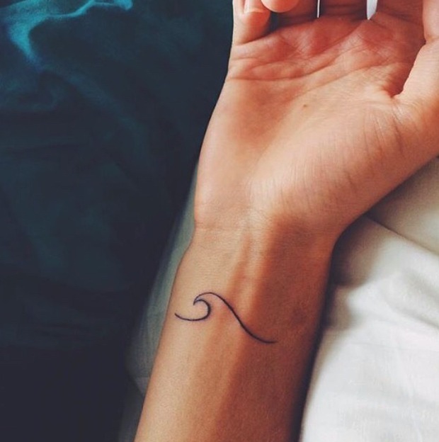 Tatuaje femenino muñeca flor