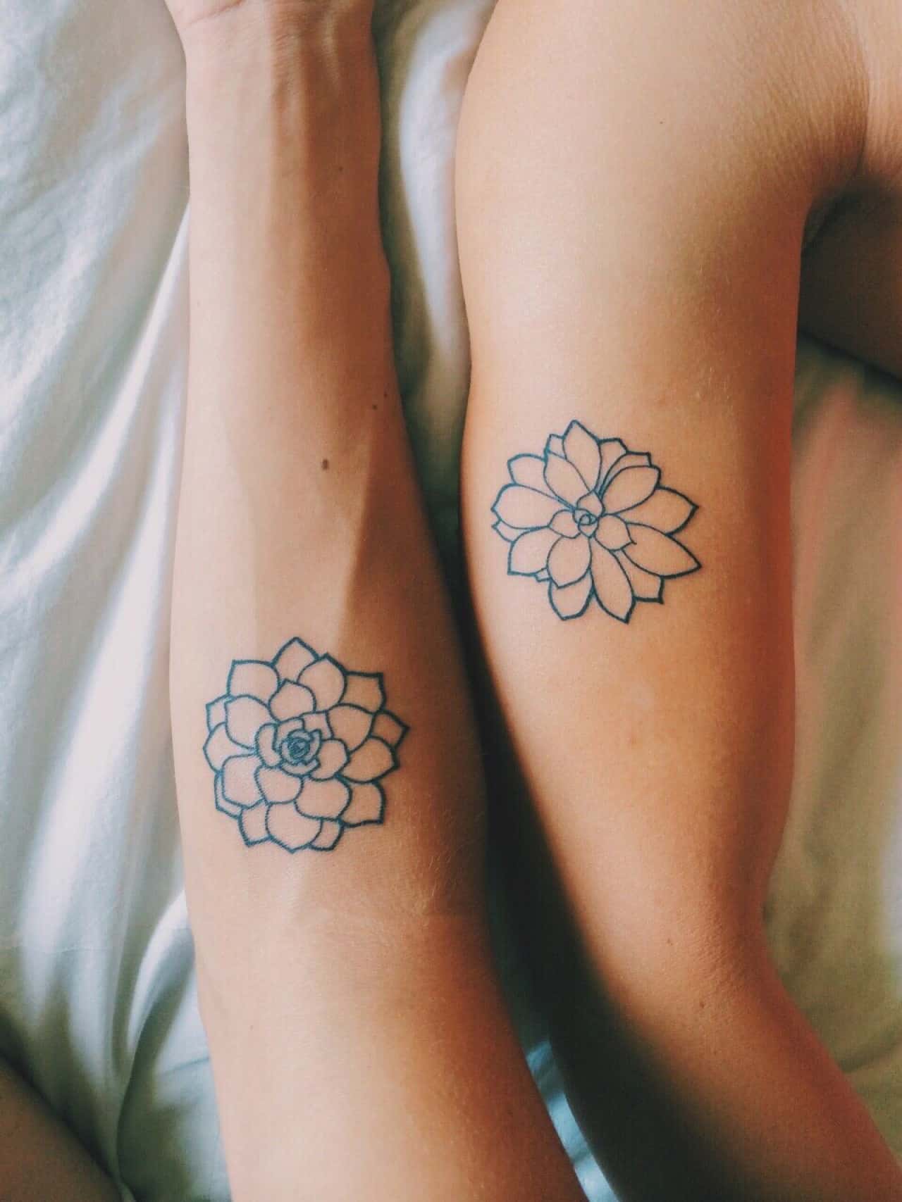 tatuajes flores hermanas