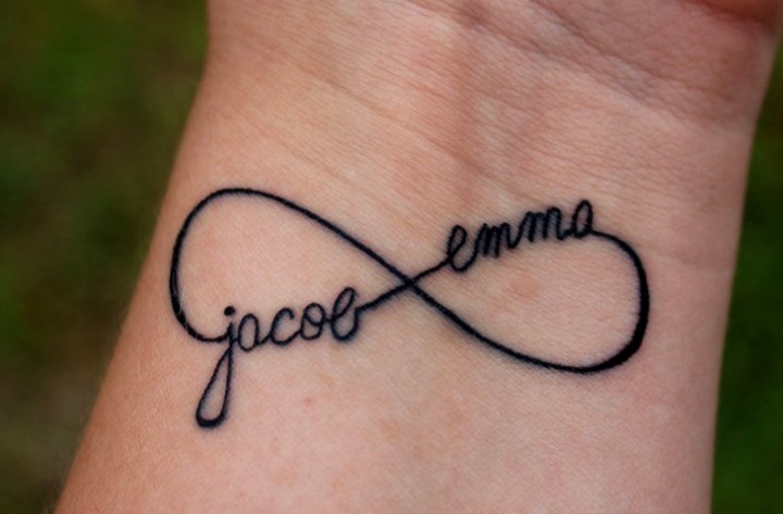 Tatuaje iniciales entrelazadas