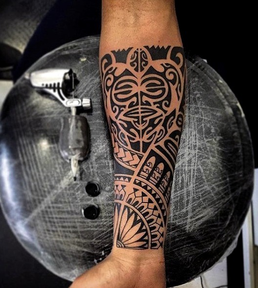 Tatuaje maorí antebrazo interno