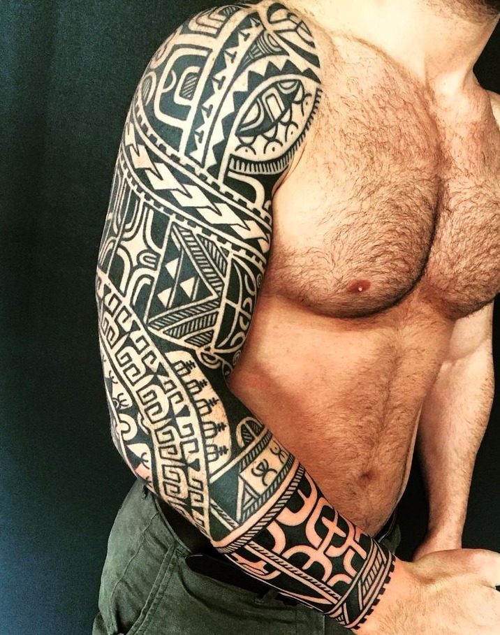 Tatuaje maorí brazo hombre
