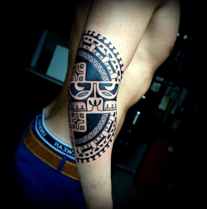 Tatuaje maorí codo