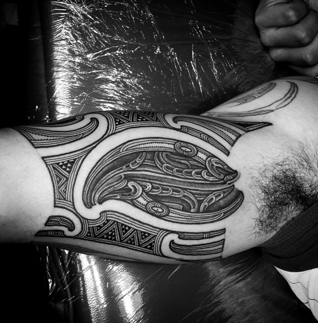 Tatuaje maorí hombro mujer
