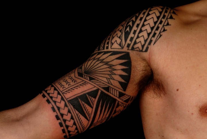 Tatuaje maorí hombro y pecho