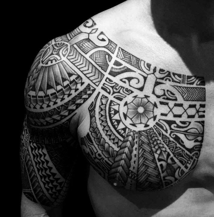 Diseño tribal hombre brazo