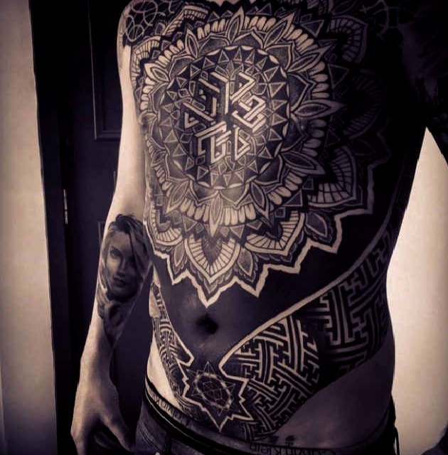 Tatuaje maorí pectoral